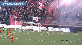 Bombe carta in campo al derby Teramo-Giulianova, 5 anni di Daspo a tifoso del "Diavolo"